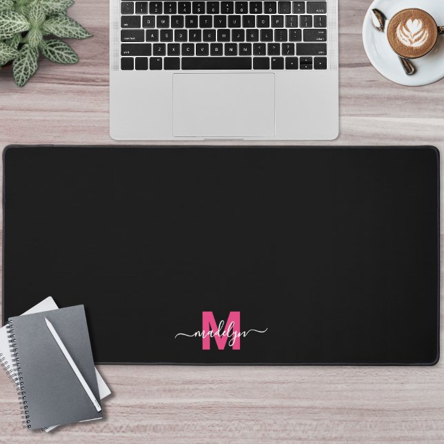 Nom minimaliste moderne rose noir Monogramme (Pink Black Modern Minimalist Name Monogram Desk Mat)