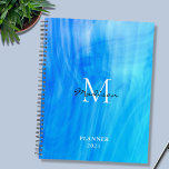 Nom Monogramme bleu<br><div class="desc">Cet élégant Planner est décoré avec un design d'ambiance dans les tons bleu et turquoise. Facilement personnalisable avec votre nom,  monogramme et année. Utilisez l'option Outil de conception pour modifier la taille,  le style et la couleur du texte.</div>