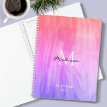 Nom Monogramme rose<br><div class="desc">Cet élégant Planner est décoré avec un design atmosphérique dans les tons rose, violet et corail. Facilement personnalisable avec votre nom, monogramme et année. Utilisez l'option Outil de conception pour modifier la taille, le style et la couleur du texte.</div>