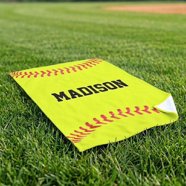 Nom, nom ou texte du joueur de softball personnali (Personalized softball player hand towels. Customize with player name, team name or text.)