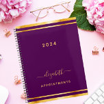 Nom or violet minimaliste 2025<br><div class="desc">Un arrière - plan chic de couleur violet foncé et féminin avec un cadre en faux or. Personnalisez et ajoutez une année, un nom et un titre. Un planificateur pour l'organisation de clients d'affaires, pour faire des listes, ou votre vie quotidienne. Le nom est écrit avec un grand script à...</div>