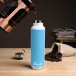Nom personnalisé Bouteille d'eau<br><div class="desc">Cette bouteille d'eau isolée est présentée en blanc avec un accent bleu vif et un échantillon personnalisé. Customisez cet article et changez le nom de l'exemple en votre nom.</div>