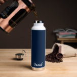 Nom personnalisé Bouteille d'eau<br><div class="desc">Cette bouteille d'eau isolée est présentée en blanc avec un accent bleu marine et un échantillon personnalisé. Customisez cet article et changez le nom de l'exemple en votre nom.</div>