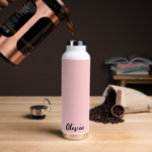 Nom personnalisé Bouteille d'eau<br><div class="desc">Cette bouteille d'eau isolée est présentée en blanc avec une couleur d'accent rose vif et un échantillon de nom personnalisé. Customisez cet article et changez le nom de l'exemple en votre nom.</div>