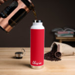 Nom personnalisé Bouteille d'eau<br><div class="desc">Cette bouteille d'eau isolée est présentée en blanc avec une couleur d'accent rouge et un échantillon de nom personnalisé. Customisez cet article et changez le nom de l'exemple en votre nom.</div>