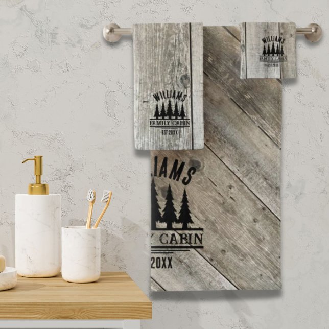 Nom personnalisé de cabane de famille Forêt Rustiq (Rustic Forest Personalized Family Cabin Name Est Bath Towel Set)