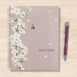 Nom personnalisé de l'abeille et de la fleur<br><div class="desc">Ce design simple et moderne comprend une abeille aux fleurs blanches avec votre nom personnalisé dans un script brun moderne. Parfait pour les mamans,  les enseignants,  les gestionnaires et les patrons.</div>