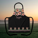 Nom personnalisé été noir floral tablier<br><div class="desc">Joli tablier fleuri d'été pour choyer les merveilleux chefs de votre vie. Vous pouvez changer le nom monogrammé à votre nom désiré en sélectionnant "personnaliser ce modèle" sur le côté droit de la page et en tapant votre nom. Si vous aimez ce design et souhaitez un tablier ou un autre...</div>
