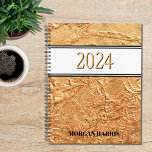 Nom personnalisé Gold 2024<br><div class="desc">Ce planificateur élégant est décoré d'un imprimé or texturé. Customisez-le en changeant le nom et l'année.</div>