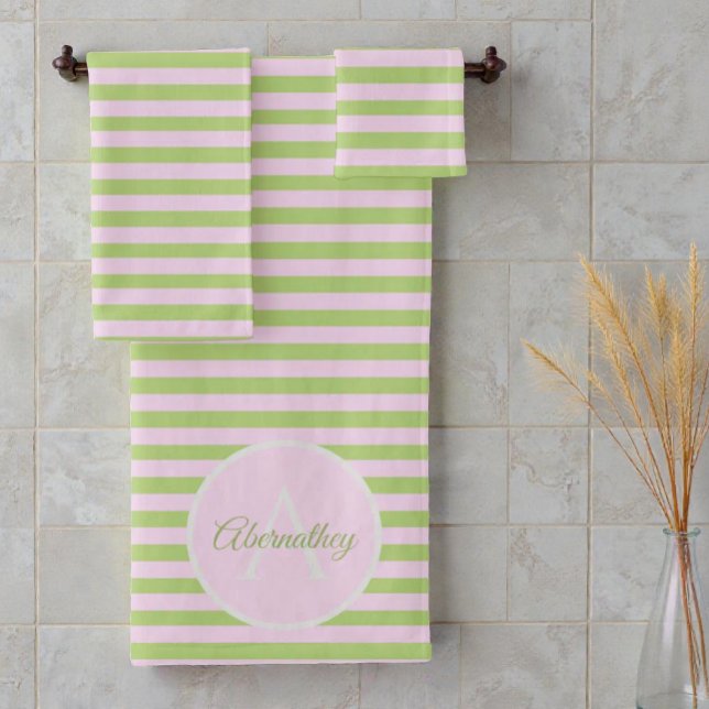 Nom personnalisé Monogram Pastel Rose Vert rayé (Monogram striped towel set hanging on bathroom wall)