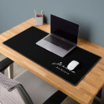 Nom personnalisé noir simple<br><div class="desc">Améliorez votre espace de travail avec notre tapis de bureau noir élégant, personnalisé avec votre nom pour une touche d'élégance. Ce tapis de bureau minimaliste offre un look propre et professionnel, tandis que le nom personnalisé ajoute une touche personnelle unique à votre installation. Parfait pour la maison et le bureau,...</div>