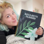 Nom personnalisé Planificateur Art 12 Mois<br><div class="desc">Vous cherchez une belle façon de planifier les 12 prochains mois de votre vie? Des objectifs mensuels et hebdomadaires,  écrits dans ce magnifique carnet de planificateur artistique - avec une option de nom personnalisé.</div>