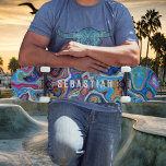Nom personnalisé Psychedelic Abstrait Skateboard<br><div class="desc">Votre skateboard se démarquera de tout le reste avec ce skateboard psychédélique très coloré, lumineux et abstrait. Customisez avec votre nom ou phrase et faites-le dire ce que vous voulez. Que vous soyez en train de faire un ollie ou de simplement sculpter le long, vous aurez l'air génial avec cette...</div>