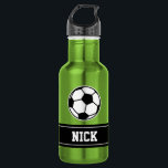 Nom personnalisé soccer sport bouteille d'eau<br><div class="desc">Bouteille d'eau de sport de football monogramme personnalisée. Acier vert Stainles couleur métallique. Idée cadeau sportif pour entraîneur, joueurs, coéquipiers et fans de sports. Design de typographie moderne avec nom personnalisé, citation drôle, slogan ou monogramme. Créez votre propre bouteille de boisson monogrammée unique. Convient aux hommes, femmes et enfants /...</div>