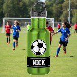 Nom personnalisé soccer sport bouteille d'eau<br><div class="desc">Bouteille d'eau de sport de football monogramme personnalisée. Acier vert Stainles couleur métallique. Idée cadeau sportif pour entraîneur, joueurs, coéquipiers et fans de sports. Design de typographie moderne avec nom personnalisé, citation drôle, slogan ou monogramme. Créez votre propre bouteille de boisson monogrammée unique. Convient aux hommes, femmes et enfants /...</div>