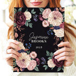 Nom personnalisé sophistiqué floral foncé<br><div class="desc">Ce design élégant présente un agencement luxueux de fleurs dans des tons riches de prune, crème, blush et navy, face à un arrière - plan noir spectaculaire. Le nom personnalisé et l'année apportent une touche raffinée et unique, parfaite pour les professionnels, les étudiants ou toute personne qui aime l'art floral...</div>