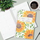 Nom personnalisé Sunflower<br><div class="desc">Ce planificateur unique est décoré de tournesols couleur jaune et de feuilles verts sont sur un arrière - plan blanc. Facilement personnalisable avec votre nom et votre année. Parce que nous créons notre oeuvre,  vous ne trouverez pas cette image exacte d'autres designers. Aquarelle originale © Michele Davies.</div>