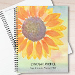 Nom personnalisé Yoga Instructor Planner 2023<br><div class="desc">Cet instructeur de yoga botanique moderne est décoré d'un tournesol jaune sur un arrière - plan d'aquarelle. Facile à personnaliser. Utilisez l'outil de conception pour modifier la taille, le style ou la couleur du texte. En créant notre oeuvre, vous ne trouverez pas cette image exacte d'autres créateurs. Aquarelle originale ©...</div>