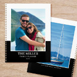 Nom photo personnalisé Noir moderne<br><div class="desc">Créez votre propre planificateur d'année photo ! Un modèle élégant personnalisé avec deux photos préférées, votre nom, l'année, et une légende ou une devise personnelle. Les planificateurs sur mesure font de merveilleux cadeaux pour la famille et les amis, et sont un excellent moyen de garder tout le monde organisé! Couleurs...</div>