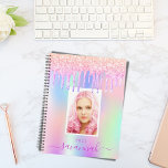 Nom photo rose violet holographique<br><div class="desc">Un arrière - plan de couleur arc-en-ciel en violet, rose avec d'élégantes gouttes de rose et de violet, la peinture goutte à goutte. Personnalisez et ajoutez votre propre photo, nom et une année. Le nom est écrit en gris avec un grand script de style moderne écrit à la main avec...</div>