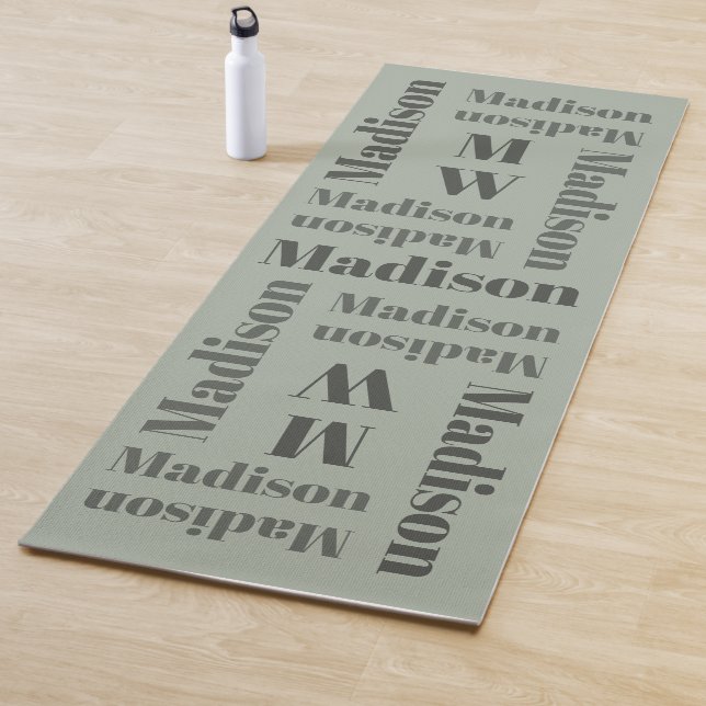 Nom répéter monogramme personnalisé tapis de yoga (En situation)