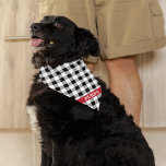 Nom rouge personnalisé sur Buffalo Check Bandana<br><div class="desc">Imprimé sur un côté, le bison noir et blanc coche le bandana motif plaid avec le nom du chien sur une bande rouge. Deux tailles disponibles : 18"x18" (enfants, petits chiens) et 22"x22" (adultes, grands chiens). Modifiez facilement le nom à l'aide du Modèle fourni. Tissu léger qui respire bien et...</div>