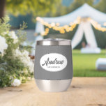 Nom Stylisé gris foncé Mariage Groomsman<br><div class="desc">Offrez à votre toiletteur mariage ce croustillant en acier inoxydable tendance et personnalisé avec son nom en écriture stylisée dans un design blanc et ovale. La couleur et le script de l'Arrière - plan est gris foncé. Personnalisez votre cave à vin en éditant et en remplaçant le nom par le...</div>