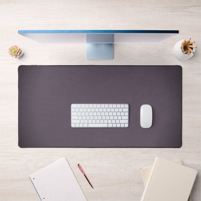 Nom subtil sur tapis de bureau violet prune poussi (Bureau 1)