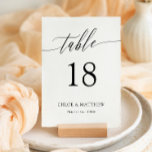 Noms de calligraphie et tableau de date Mariage<br><div class="desc">Cartes de table plus grandes et élégantes en noir et blanc avec un script de calligraphie délicat. Ajoutez aussi vos noms et votre date de mariage !</div>