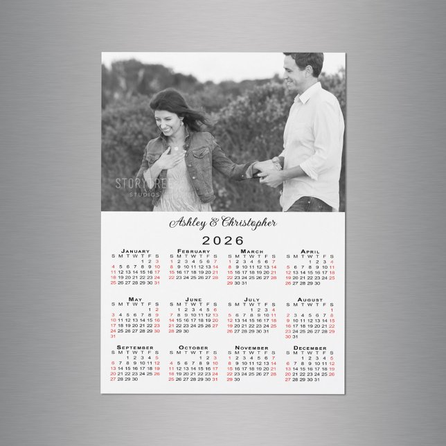 Noms photo personnalisés 2026 Calendrier Magnet (Personalized Photo Names 2026 Calendar Magnet in situ)