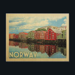 Norvège Vintage voyage de carte postale<br><div class="desc">Design norvégien de style Vintage voyage avec des maisons colorées sur l'eau.</div>