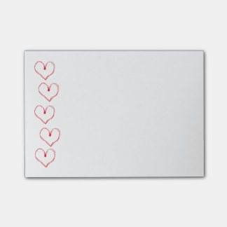 Notes de post-it rouges de coeurs