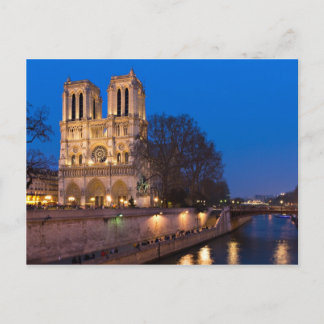 Notre Dame pendant la carte postale crépusculaire