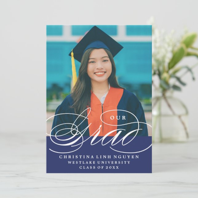 NOTRE ÉLÉGANT SCRIPT GRAD | CARTES D'INVITATION À  (Debout devant)