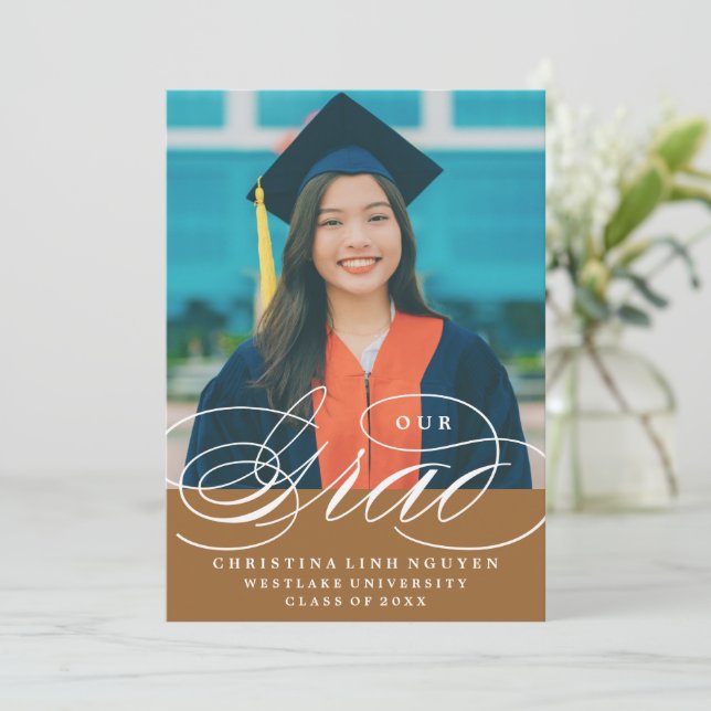 NOTRE ÉLÉGANT SCRIPT GRAD | CARTES D'INVITATION À  (Debout devant)