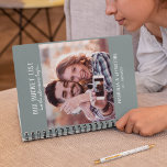 Notre liste de regroupements | Livre vert photo<br><div class="desc">Documentez vos aventures et vos souvenirs dans ce mignon journal de mémoire "Notre liste de seaux". La photographie des modèles est à des fins d'illustration et peut être changée en une de vos propres.</div>