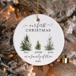 Notre premier Noël en famille de trois<br><div class="desc">Souvenez-vous de votre premier Noël avec ce joli ornement de gardiens. Cette décoration est composée d'une famille de trois arbres de Noël. Modifiez facilement le nom de l'enfant et l'année ! Cela fait aussi un grand cadeau pour les nouveaux parents!</div>