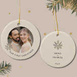 Notre premier nouvel ornement de Noël<br><div class="desc">Célébrez votre premier Noël en couple marié avec cet élégant Notre premier nouvel ornement de Noël. L'avant de ce charmant ornement est orné d'un flocon doré au champagne sur un arrière - plan léger, encadrant magnifiquement les mots "Notre premier Noël". Tournez-vous vers le dos pour trouver un design délicat de...</div>