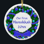 Notre premier ornement de guirlande d'année de<br><div class="desc">Un simple et beau avec les décorations bleues et vertes,  appropriées à votre "Hanoukka Bush" ! Modèles avant et dos,  avec "notre premier Hanoukka (année) l'avant et l'année sur le dos.</div>
