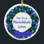 Notre premier ornement de guirlande d'année de<br><div class="desc">Un simple et beau avec les décorations bleues et vertes,  appropriées à votre "Hanoukka Bush" ! Modèles avant et dos,  avec "notre premier Hanoukka (année) l'avant et l'année sur le dos.</div>