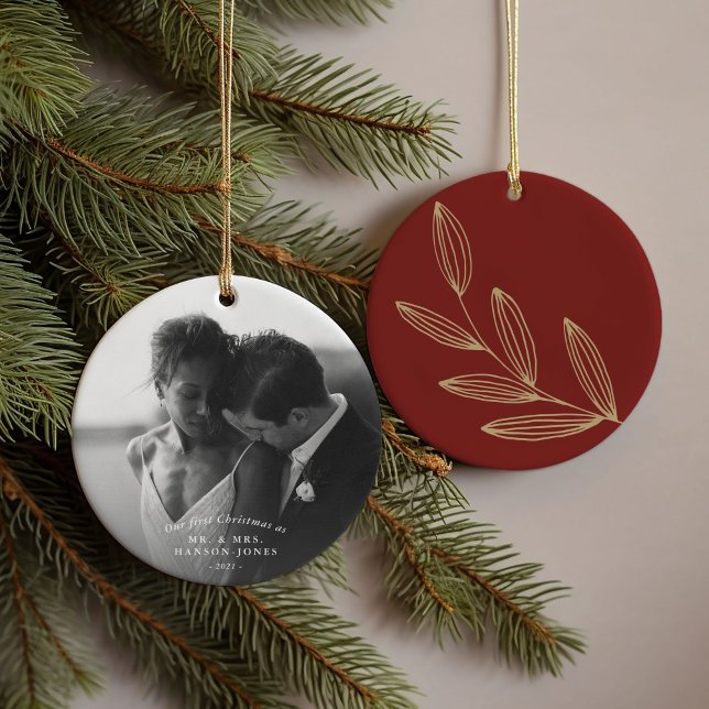 Notre premier ornement en céramique Ruby Sprout de (Our first Christmas couples photo ornament featuring a hand-drawn botanical sprout on ruby red.)