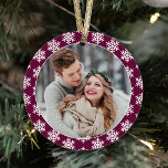 Notre première photo de flocon de neige en Bourgog<br><div class="desc">Cet ornement moderne de conservation de vacances comprend une photo du couple marié sur le devant encadré par une couleur bordeaux / vin rouge avec un motif contrastant de flocons de neige blancs d'hiver. Le dos de la conception comprend le même jeu de couleurs avec le libellé "Notre premier Noël"...</div>