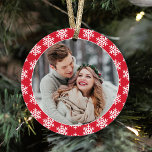 Notre première photo de flocon rouge de Noël<br><div class="desc">Cet ornement moderne de gardiens de vacances présente une photo du couple marié sur le devant encadré par une couleur rouge avec un motif contrasté de flocons de neige blancs d'hiver. Le dos de la conception comprend le même jeu de couleurs avec le libellé "Notre premier Noël" et un monogramme...</div>
