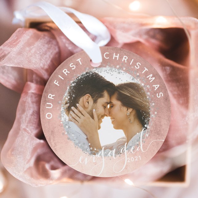Notre première photo de Noël Engagé Script Rose Go (Our First Christmas Engaged Script Rose Gold Photo Ornament)