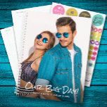 Notre Wedding planner photo personnalisé Big Day<br><div class="desc">Wedding planner avec votre photo préférée sur le devant - personnalisée avec vos détails en lettres chic. Le planificateur comprend des mises en page mensuelles et hebdomadaires,  12 mois,  60 pages avec couverture souple laminée à l'avant et à l'arrière.</div>