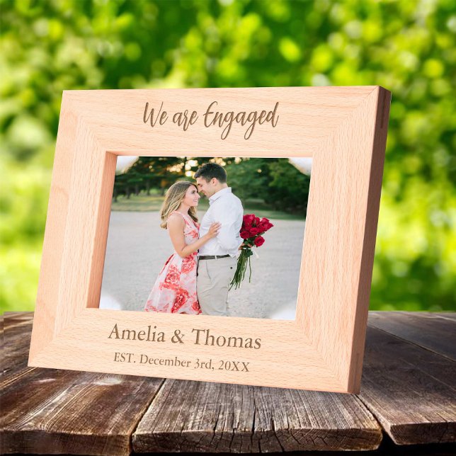 Nous sommes fiancés Cadre photo rustique avec Noms (We Are Engaged Rustic Photo frame with Names Engraved Frames)
