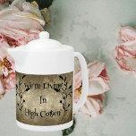 Nous vivons en coton haut", dit le Sud<br><div class="desc">"We are Living in High Cotton", une expression sud bien-aimée symbolisant la prospérité et la bonne fortune. Conduite à un arrière - plan de l'ancien monde aux délicats accents floraux, cette théière est parfaite pour servir du thé sucré, des mélanges d'herbes ou votre brasse douillette préférée. Que ce soit pour...</div>