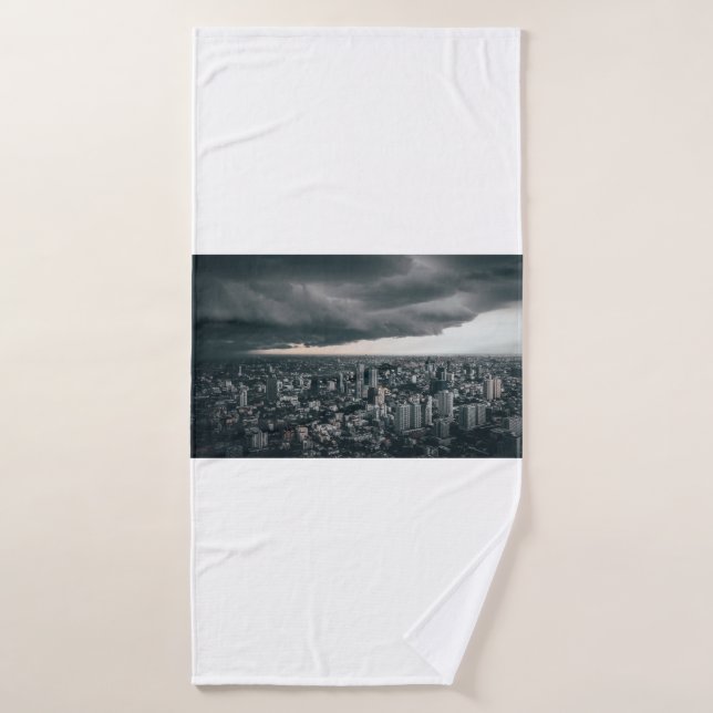 NUAGE FONCÉ AU-DESSUS DES BÂTIMENTS DE LA VILLE (Serviette de bain)