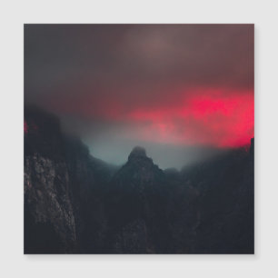 Nuages brûlants, brouillard et montagnes