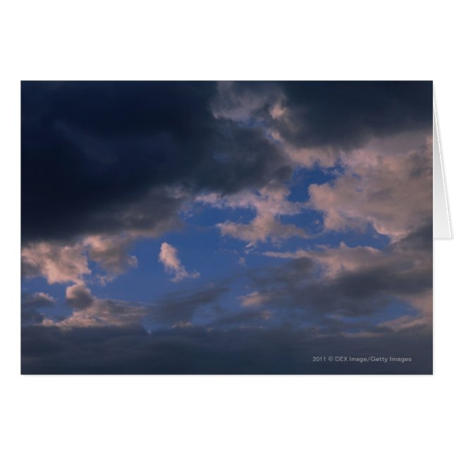 Nuages de tempête contre ciel bleu (Devant horizontal)